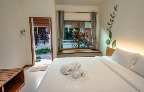 Postel nebo postele na pokoji v ubytování Diamond Beach Resort