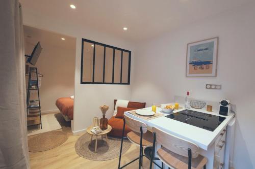 a kitchen and living room with a island in a room at BRISA Arcachon - T1 Bis au Coeur d 'Arcachon in Arcachon