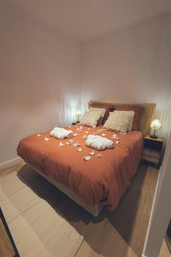 - une chambre avec un lit fleuri dans l'établissement BRISA Arcachon - T1 Bis au Coeur d 'Arcachon, à Arcachon