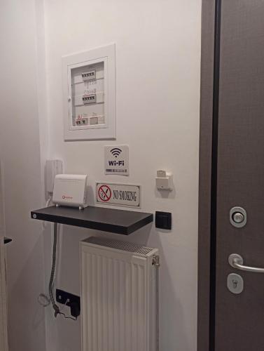 a room with a heater and a desk in a room at Sodi Cozy apartment in Kardítsa