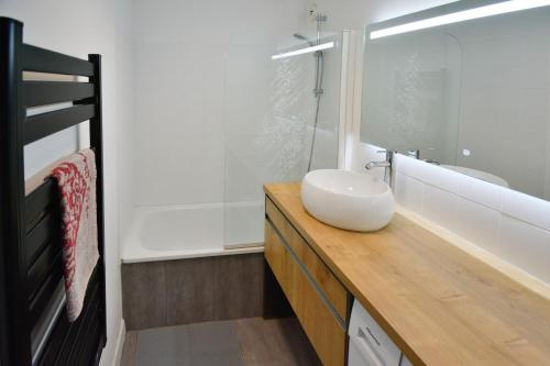 une salle de bain avec un lavabo blanc sur un comptoir en bois dans l'établissement Bruyères with deck and private parking, à Montpellier