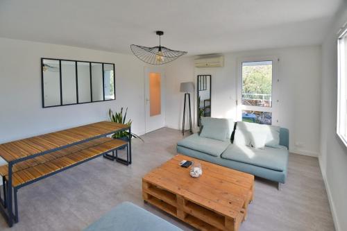 un salon avec un canapé et une table basse dans l'établissement Bruyères with deck and private parking, à Montpellier