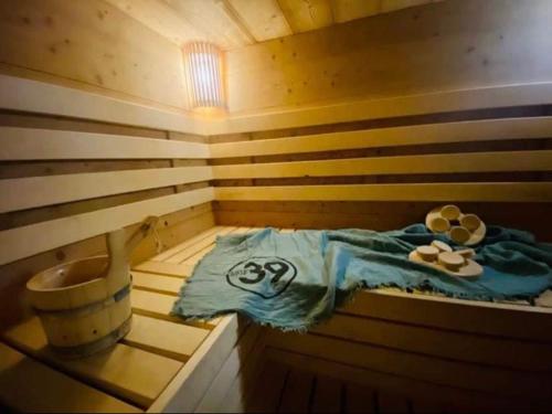 - un accès à un sauna avec une couverture et des balles dans l'établissement La perle des Lacs, à Dompierre-sur-Mont