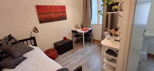 Cette petite chambre comprend un lit et un bureau. dans l'établissement Appartement plein centre chez Eric n3, à Tours