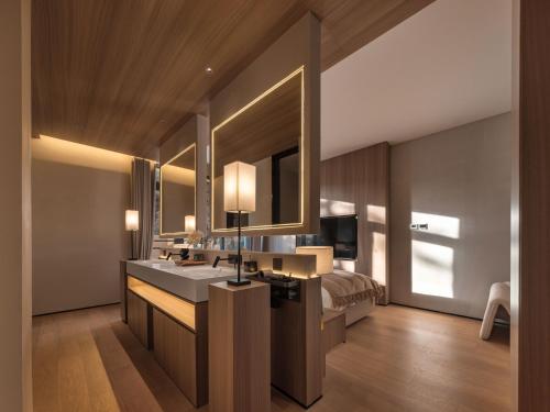 Kuchyň nebo kuchyňský kout v ubytování Qingdao Wushe Yujianshanju Tangchi Seaview Hotel