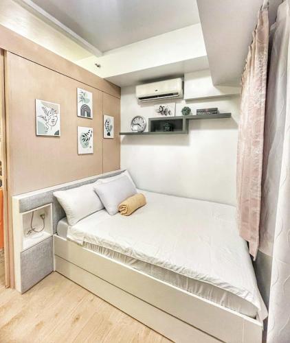 a small room with a bed in the corner at Casa de Amor in Kaybagal