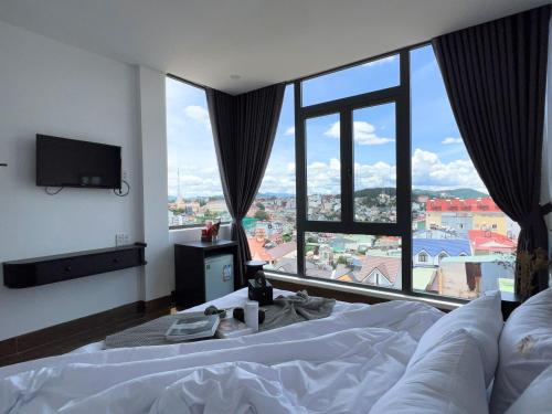 Giường trong phòng chung tại Dốc View Home