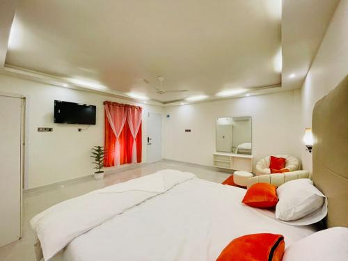 Sun Oasis Resort في كوكس بازار: غرفة نوم بيضاء كبيرة بها سرير كبير وجهاز تلفزيون
