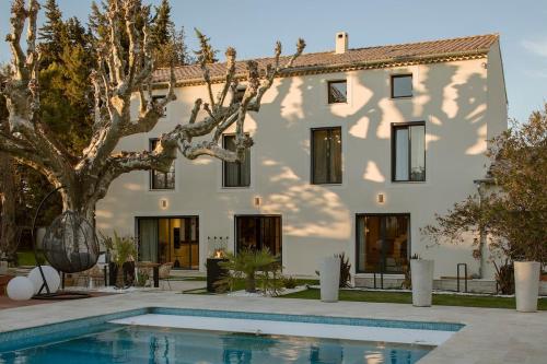 une maison avec piscine devant un immeuble dans l'établissement La Bastide Mas, au Thor