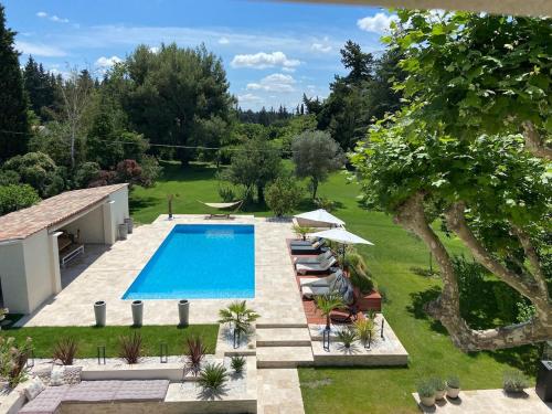 - une vue aérienne sur la piscine dans le jardin dans l'établissement La Bastide Mas, au Thor