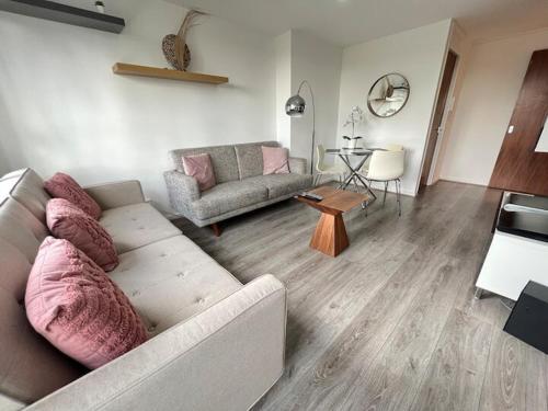 Ruang duduk di 1 BR Apt in Woolwich with Free Parking