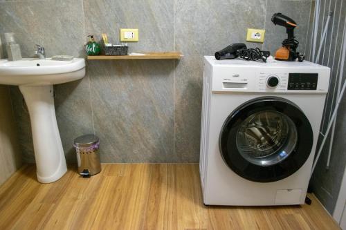 a bathroom with a washing machine and a sink at Maruffi 17 zona clinica bilocali in Piacenza