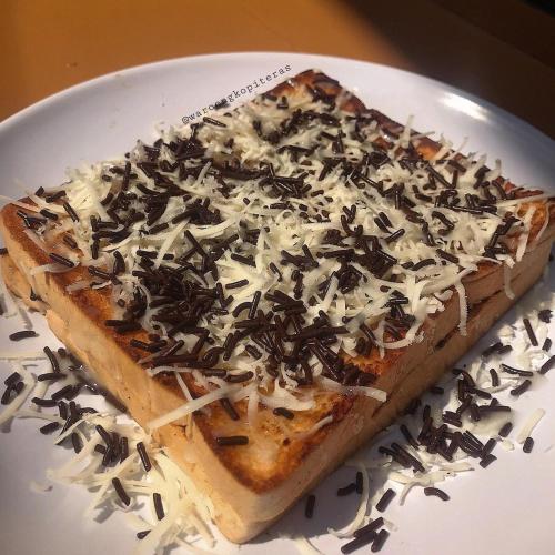 un piatto bianco con una pizza al cioccolato sopra di Hotel Ciwangi a Gurungsang