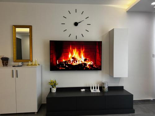 Μια τηλεόραση ή/και κέντρο ψυχαγωγίας στο Apartment Courtyard Long Beach Iskele