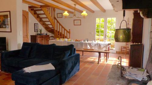 un salon avec un canapé et une table dans l'établissement Maison familiale a 700m de la plage de Kervillen, à La Trinité-sur-Mer