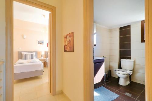 Postel nebo postele na pokoji v ubytování Guedin Sea Side Maisonette, Nikiti