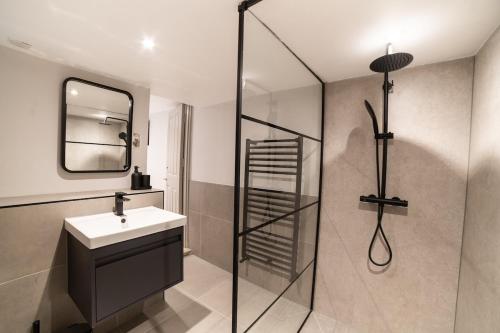 Un baño con lavabo y ducha en The Kings Courtyard Apartment, en Bath
