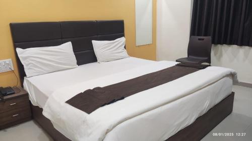 Postel nebo postele na pokoji v ubytování The Riddhi Hotel