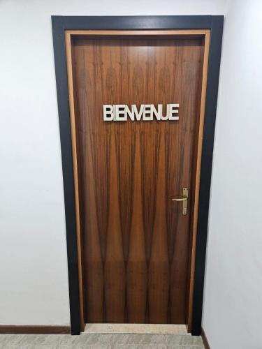 a wooden door with the word beware written on it at Benvenue appartamento incantevole in Avezzano