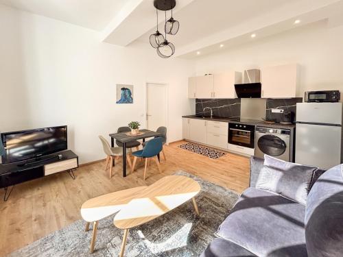 un salon avec un canapé et une table dans l'établissement Corum - Centre Historique, à Montpellier