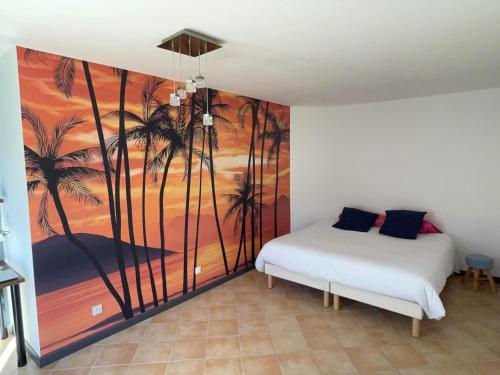 - une chambre ornée d'une fresque murale représentant des palmiers dans l'établissement Villa 13 personnes avec piscine à débordement, à Rocbaron