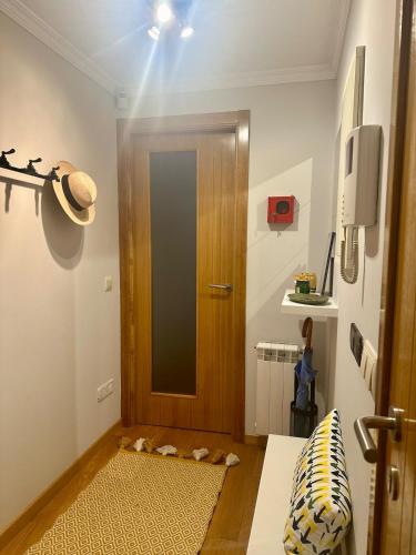 a room with a wooden door and a door rug at Piso centro A Coruña in A Coruña