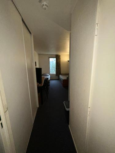 Giường trong phòng chung tại Studio Paris la Défense Arena