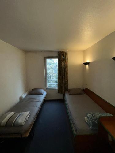 Giường trong phòng chung tại Studio Paris la Défense Arena