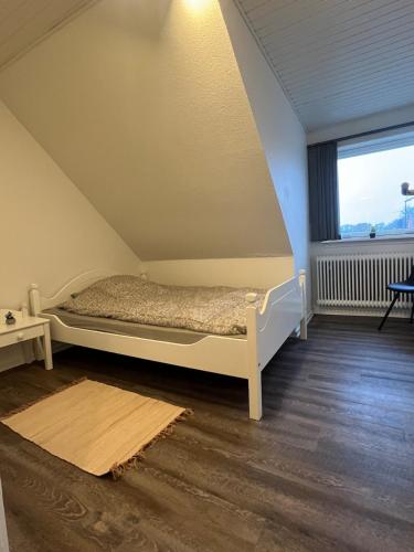 Un dormitorio con una cama y una ventana grande. en Perfect space for you and your colleague, en Vinderup