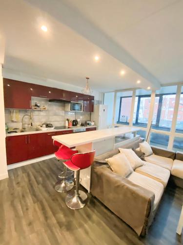 un grand salon avec un canapé et une table dans l'établissement Chambre PRIVÉE dans appartement PARTAGÉ - Cenon - Tram A - WIFI - Ref ME1, à Cenon
