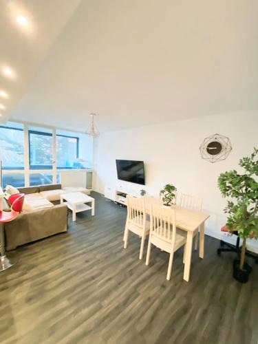 un salon avec un canapé et une table dans l'établissement Chambre PRIVÉE dans appartement PARTAGÉ - Cenon - Tram A - WIFI - Ref ME1, à Cenon