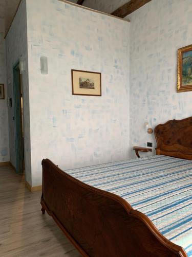 a bedroom with a large bed in a room at Azienda Agricola Garoglio Davide in Alfiano Natta