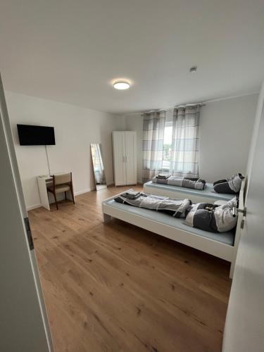 Cette chambre spacieuse dispose de 2 lits et de parquet. dans l'établissement Übernachtung by Tag, à Cassel