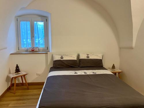 a bedroom with a bed and a window at La Busa dai Zervi in Daiano