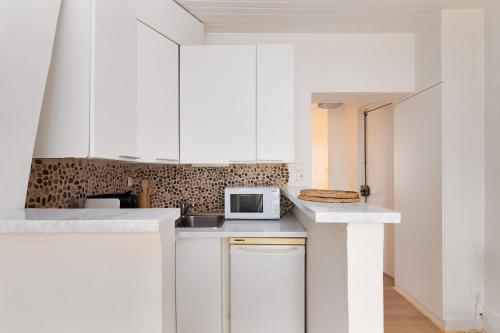 Dapur atau dapur kecil di Cosy and Central Sacré-Coeur View Appartment, 50m to Paris