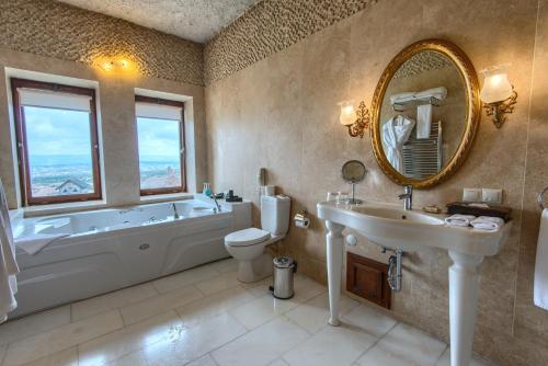 Bilik mandi di MUSEUM HOTEL - Relais & Châteaux