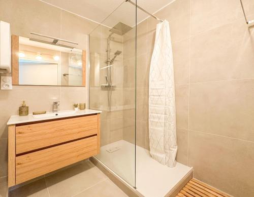 a bathroom with a shower and a sink at Farges - Gare Saint Roch avec terrasse et garage privatif in Montpellier