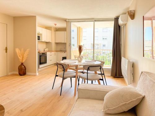 une cuisine et une salle à manger avec une table et des chaises dans l'établissement Farges - Gare Saint Roch avec terrasse et garage privatif, à Montpellier