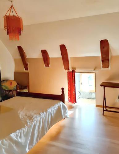 une chambre avec un lit et une fenêtre dans l'établissement Maison de campagne spacieuse à Chastreix avec cheminée, à Chastreix