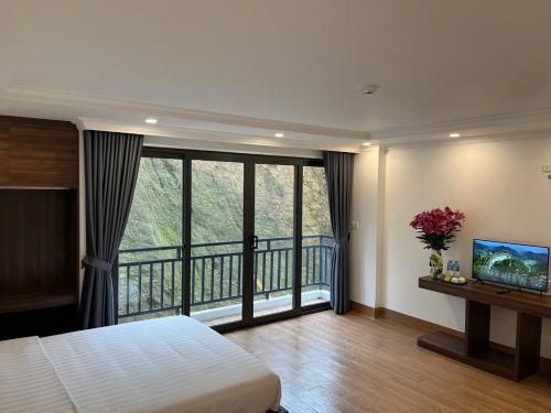 Postel nebo postele na pokoji v ubytování Sapa Warm Hotel