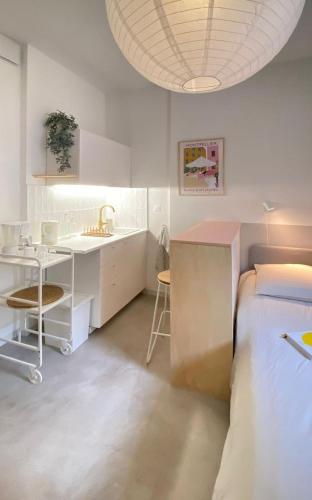 Il comprend une chambre avec un lit et une cuisine avec un évier. dans l'établissement Le Petit Henri René, à Montpellier