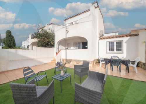 Belle Maison Roses Puig Rom by Welhomy