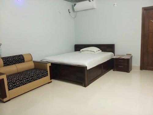 Postel nebo postele na pokoji v ubytování Subhani Aysha Palace Luxury Apartments