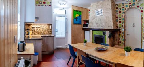 une cuisine et une salle à manger avec une table et des chaises en bois dans l'établissement Gitê Casa Rural El Ambigú, à Urdos