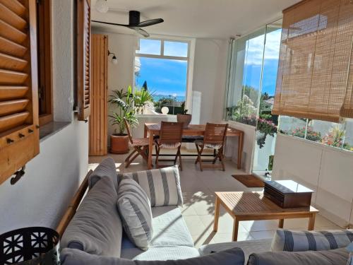 una sala de estar con un sofá y una mesa en Apartamento Calablanca con amplia terraza y vistas al mar y a la montaña, en Alcossebre