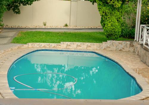 Piscina en o cerca de The Golden Place