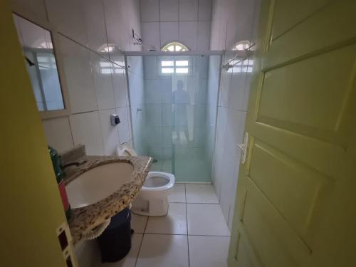 un bagno con doccia, lavandino e WC di Casa em Guriri - Carnaval - Semana Santa a São Mateus