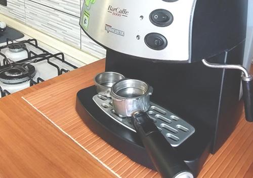 a coffee maker with two cups on a counter at Appartamento ZOIA in Crevacuore