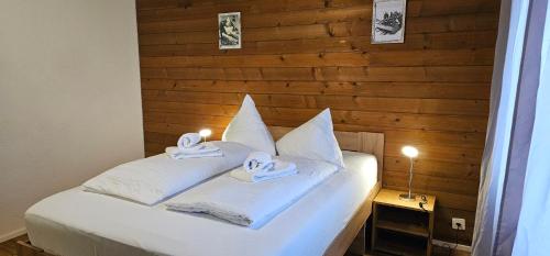 Postel nebo postele na pokoji v ubytování Marco Apartment - Aare Jungfrau AG