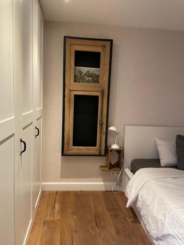 a bedroom with a bed and a window in it at Gîtes le second à Spa (gîte de 2 et de 5 personnes) in Spa